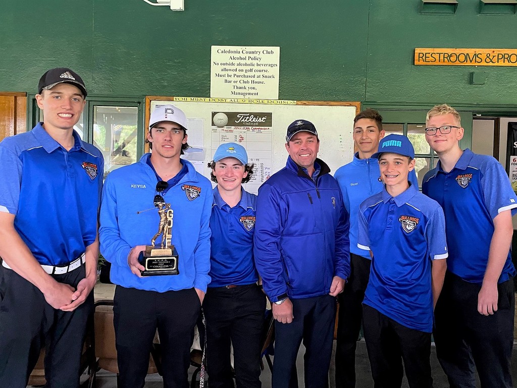 golf team with league trophy