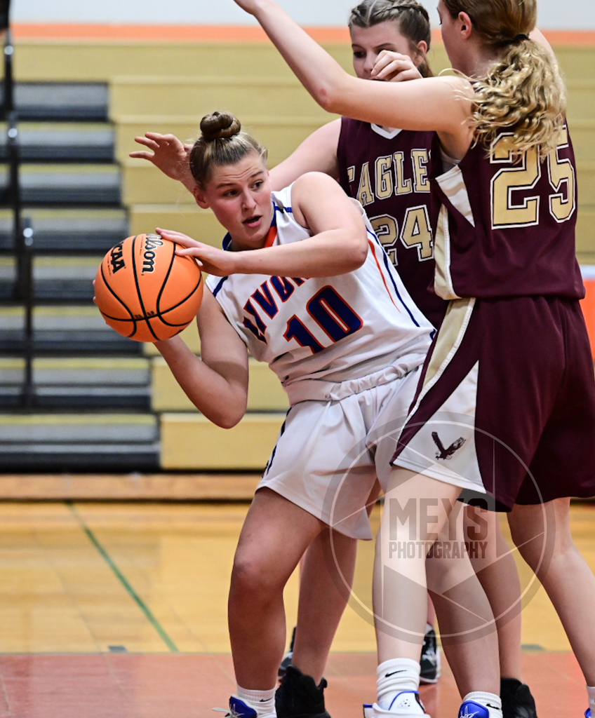 basketball player being guarded by two players on opposing team