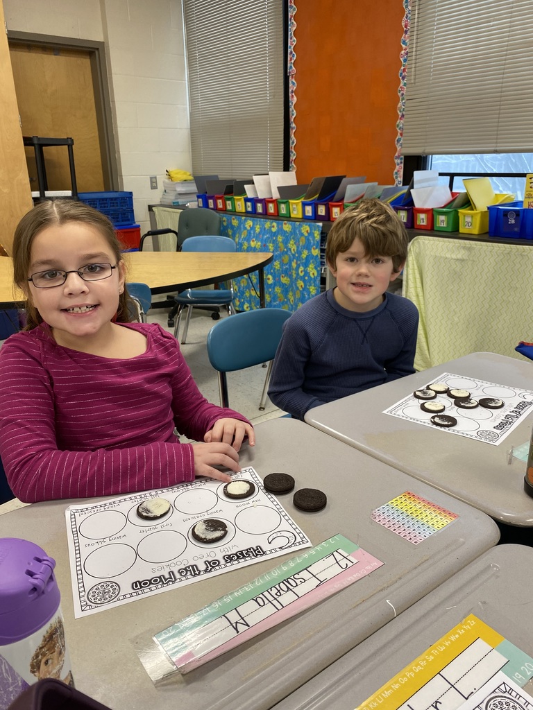 students with Oreos showing moon phases