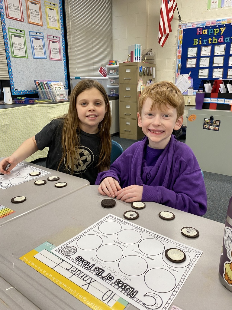 students with Oreos showing moon phases